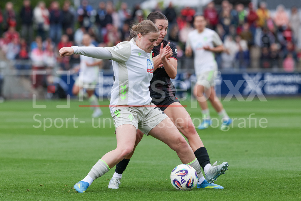 Fussball, Google Pixel Frauen-Bundesliga, Bayer 04 Leverkusen - SV Werder Bremen | v.li.: Sarah Gutmann (SV Werder Bremen, 32) und Loreen Bender (Bayer 04 Leverkusen, 19) im Zweikampf, Duell, Dynamik, Aktion, Action, Spielszene, DIE DFB-RICHTLINIEN UNTERSAGEN JEGLICHE NUTZUNG VON FOTOS ALS SEQUENZBILDER UND/ODER VIDEOÄHNLICHE FOTOSTRECKEN. DFB REGULATIONS PROHIBIT ANY USE OF PHOTOGRAPHS AS IMAGE SEQUENCES AND/OR QUASI-VIDEO.