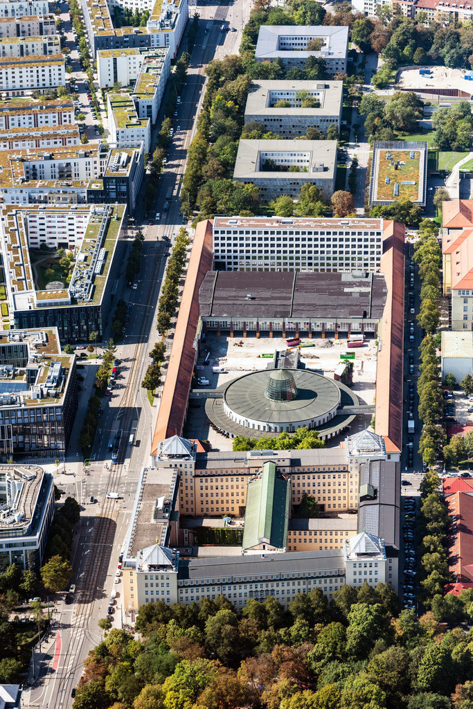dr__0010193.jpg | MüNCHEN 18.09.2018 Historischer Altbau- Gebäudekomplex der Deutschen Post der Postpalast in München im Bundesland Bayern, Deutschland. // Historical old building of Deutsche Post of Postpalast in Munich in the state Bavaria, Germany. Foto: Daniel Reiter