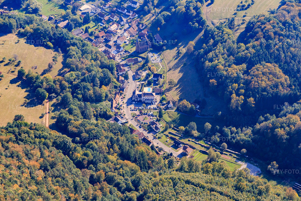 Vue aérienne: Hôtel Au Cheval Blanc Niedersteinbach à Niedersteinbach dans le département Bas Rhin, France – .Photo: IMG_095103.jpg prise le 16/10/2016 par Werner Riehm/FLY-FOTO.eu – Résolution de l'original: 5472 x 3648 px – ∞ Hôtel Cheval Blanc à Niedersteinbach – Séjour en Alsace entre Bitche et Wissembourg