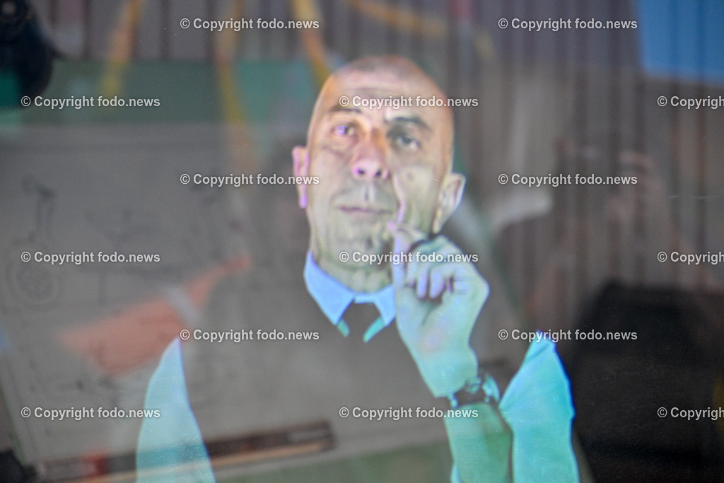 Italien_ Toskana_ Provinz Pisa_ Pontedera_ Vespa_ 29.05.2024-63 | 29.05.2024, Italien, ITA, Toskana, Pontedera im Bild Piaggio, Vespa, Museum

Piaggio ist ein italienischer Fahrzeughersteller mit Sitz in Pontedera. Das Unternehmen produziert verschiedene Mofas und Motorroller, unter anderem die Vespa, das Lastendreirad Ape sowie den Kleintransporter Porter. Zum Konzern gehören auch die Motorradmarken Aprilia, Derbi, Gilera, Laverda und Moto Guzzi. 
Quelle: Wikipedia