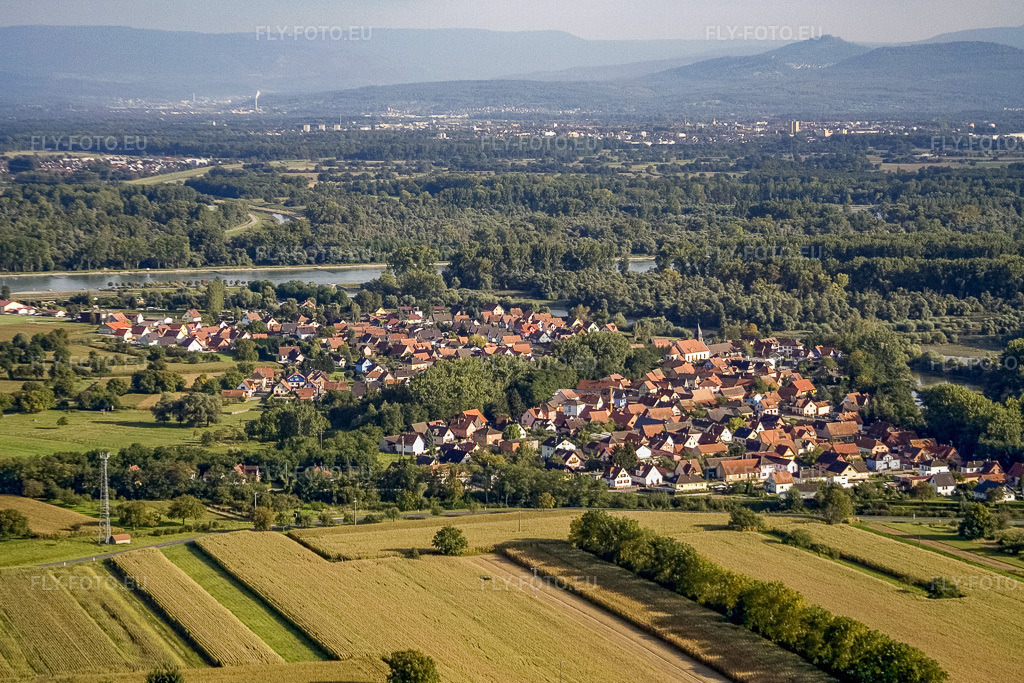 Vue aérienne: Vue de la ville depuis le nord-ouest à Munchhausen dans le département Bas Rhin, France – .Photo: IMG_8091.jpg prise le 15/09/2007 par Werner Riehm/FLY-FOTO.eu – Résolution de l'original: 3366 x 2244 px