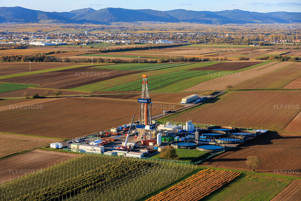 Luftbild: Bohrturm Rig V20 der Vercana GmbH zur Tiefengeothermie- und Lithiumförderung in Insheim im Bundesland Rheinland-Pfalz in Deutschland. Foto: IMG_150584.jpg vom 30.10.2025 durch Werner Riehm/FLY-FOTO.deVULCAN ENERGY RESOURCES