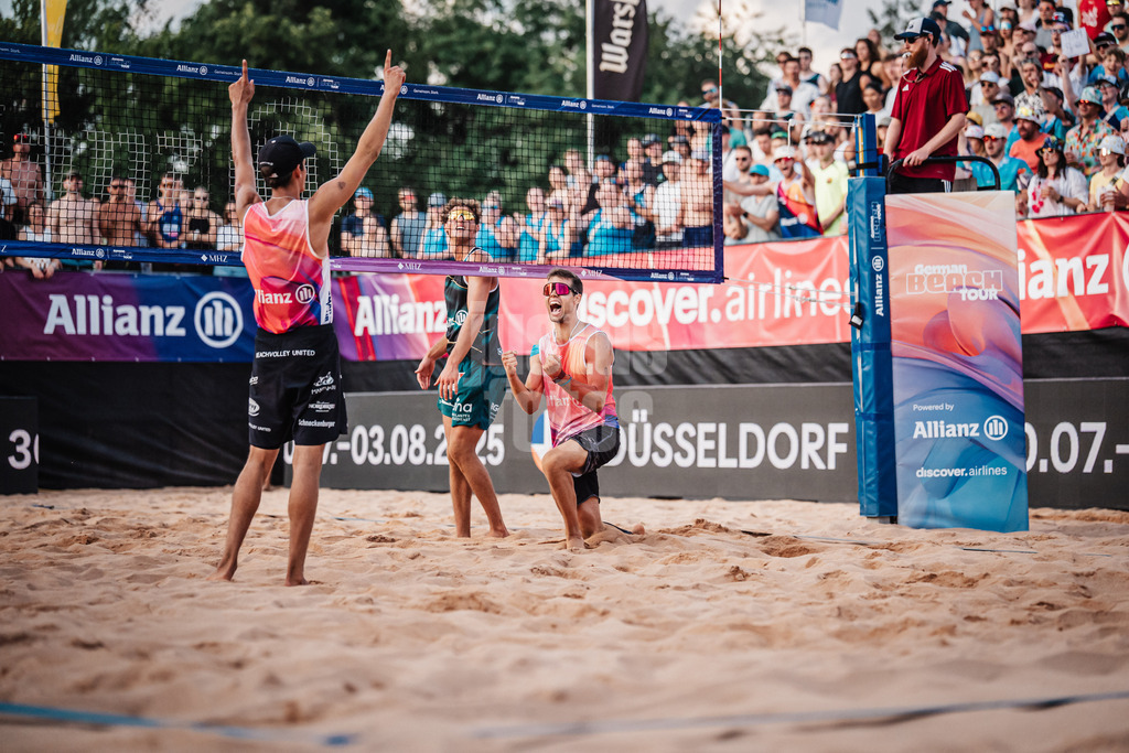 Beachvolleyball | Männer | Allianz German Beach Tour 2025 | Tourstop München | 05.07.2025 | v.l. Valentin Schneckenburger und Yannick Bibelriether jubeln
