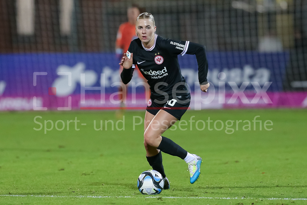 Fussball, Google Pixel Frauen-Bundesliga, SV Werder Bremen - Eintracht Frankfurt | v.li.: Laura Freigang (Eintracht Frankfurt, 10) am Ball, Einzelbild, Ganzkörper, Aktion, Action, Spielszene, DIE DFB-RICHTLINIEN UNTERSAGEN JEGLICHE NUTZUNG VON FOTOS ALS SEQUENZBILDER UND/ODER VIDEOÄHNLICHE FOTOSTRECKEN. DFB REGULATIONS PROHIBIT ANY USE OF PHOTOGRAPHS AS IMAGE SEQUENCES AND/OR QUASI-VIDEO.