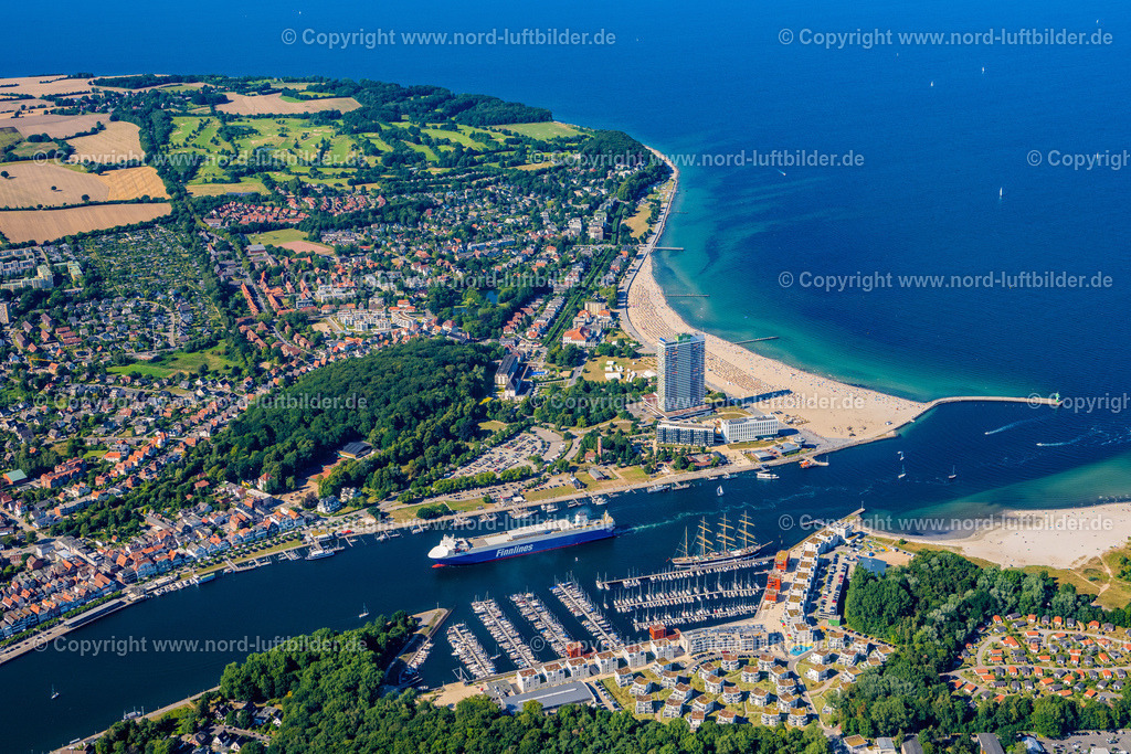 Travemünde_ELS_9310100822 | TRAVEMüNDE 10.08.2022 Ortskern am Uferbereich des Trave - Flussverlaufes in Travemünde an der Ostseeküste im Bundesland Schleswig-Holstein, Deutschland. // Ortskern am Uferbereich des Trave - Flussverlaufes in Travemuende im Bundesland Schleswig-Holstein, Deutschland. Foto: Martin Elsen