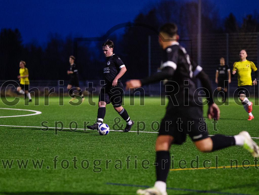 2024-02-17_065_FC_Herzogstadt_gegen_FC_Moosinning_II | Erding, Deutschland, 17.02.2024:
Fußball, Kreisklasse 2023 / 2024, Testspiel, FC Herzogstadt gegen FC Moosinning II, Endergebnis: 2:2

Luis Bigalke (FC Herzogstadt, #8)

Foto: Christian Riedel / fotografie-riedel.net