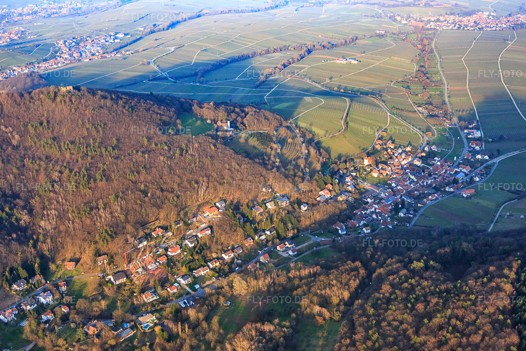 Luftbild: Trifelsstr im Birnbachtal von Südwesten im Abendlicht in Leinsweiler im Bundesland Rheinland-Pfalz in Deutschland. Foto: IMG_086823.jpg vom 26.03.2016 durch Werner Riehm/FLY-FOTO.de