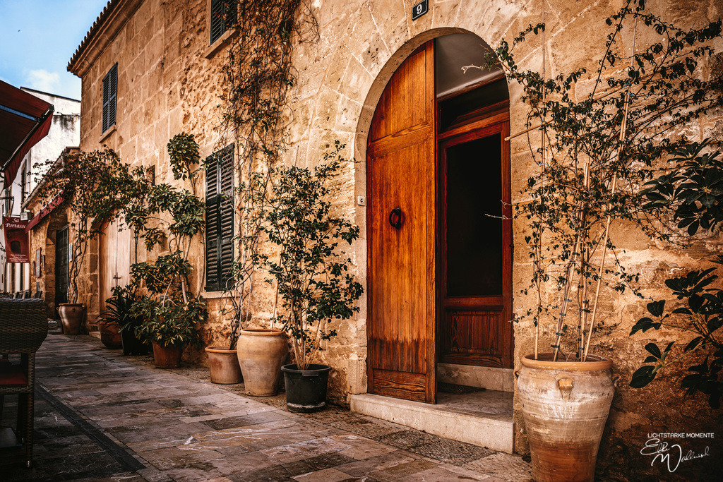 Alcudia, Mallorca | Herzlich willkommen auf meiner Seite! Ich bin Elke Wallnisch, Deine Fotografin für lichtstarke Momente. Der Name steht für alles, was mich mit der Fotografie verbindet: Das Licht und seine machtvolle Wirkung auf eine Situation oder unsere Stimmung - Realisiert mit Pictrs.com