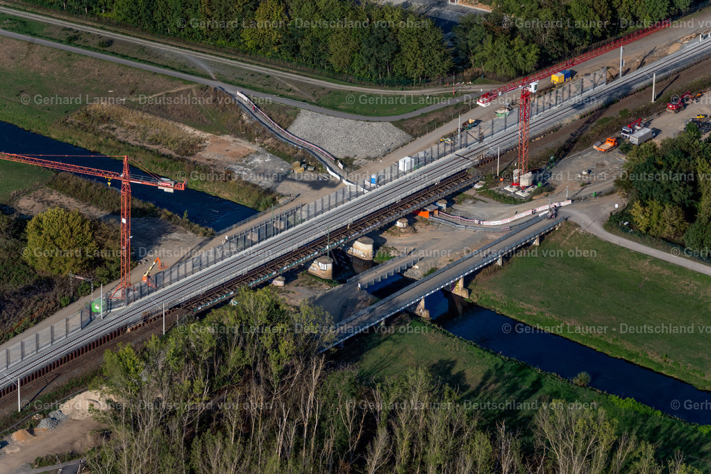 4040311 | LEIPZIG 14.09.2020 Baustelle zum Neubau und der Montage des Eisenbahn- Brückenbauwerk zur Streckenführung der Bahn- Gleise am Fluss "Neue Luppe" entlang des Heuweg in Leipzig im Bundesland Sachsen, Deutschland. Weiterführende Informationen bei: Arlt Bauunternehmen GmbH,  DB Netz AG,  GLASS GMBH BAUUNTERNEHMUNG,  KEMNA BAU Andreae GmbH &amp; Co. KG. // New construction of the railway bridge over the river "Neue Luppe" along the Heuweg in Leipzig in the state Saxony, Germany. Further information at: Arlt Bauunternehmen GmbH,  DB Netz AG,  GLASS GMBH BAUUNTERNEHMUNG,  KEMNA BAU Andreae GmbH &amp; Co. KG. Foto: Gerhard Launer