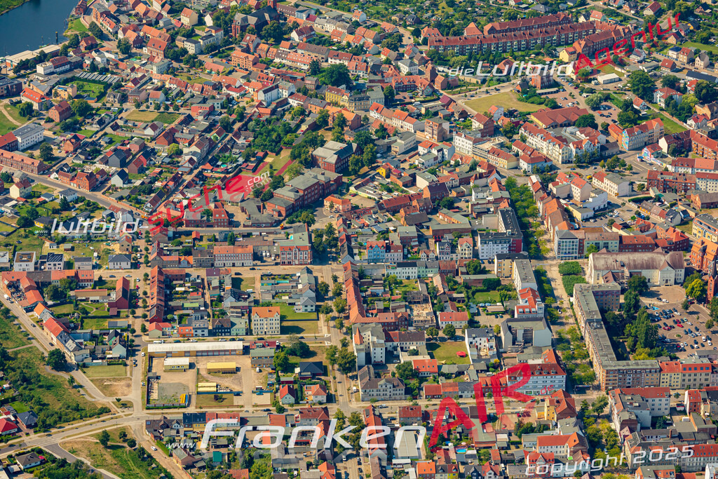 Luftbild der Stadt Wittenberge - Die Luftaufnahme wurde 2025 vom UL-Flugzeug heraus erstellt ( keine Drohne ) - Hochauflösende Luftaufnahme - für professionelle Ausdrucke geeignet. Die Geschenkidee !Hier alle&nbsp;Infos zur Lizenzierung der LuftaufnahmeWir fliegen auch dieses Jahr wieder in Ihre Region um Luftbilder zu erstellen.- Luftbild anfragen