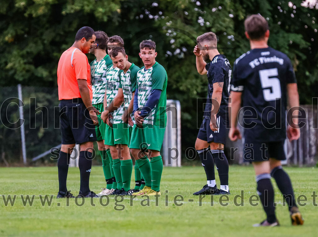 2023-07-25_025_SpVgg_Neuching_gegen_FC_Finsing | Neuching, Deutschland, 25.07.2023:
Fußball, A-Klasse 2023 / 2024, Toto Pokal, SpVgg Neuching gegen FC Finsing, Endergebnis: 2:4

Schiedsrichter Marius Baumann, Christian Hennel (FC Finsing, #15)

Foto: Christian Riedel / fotografie-riedel.net