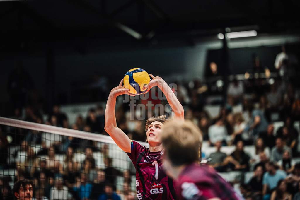 Volleyball | Herren | Saison 2025/2026 | Volleyball Ligacup | SWD powervolleys Düren vs. Energiequelle Netzhoppers KW | 12.10.2024 | Zuspiel von Sean Hüttig (#1, Energiequelle Netzhoppers KW)