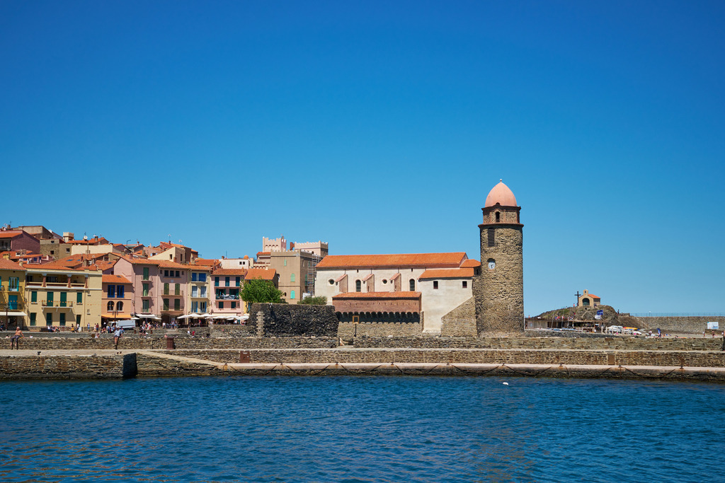 Blick über die Küste auf den Leuchtturm von Collioure | Collioure, Frankreich - May 11, 2024: Blick über die Küste auf den Leuchtturm von Collioure. - Realisiert mit Pictrs.com