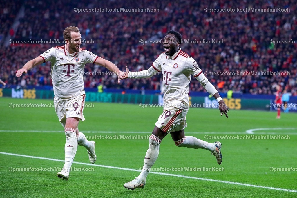 UCL11032502440 | 11.03.2025, Fußball, UEFA Champions League, Bayer 04 Leverkusen - FC Bayern München, Achtelfinale Rückspiel, BayArena, Saison 2024 2025: Torjubel nach dem 2:0 durch Torschütze Alphonso Davies (FC Bayern #19). Zusammen mit Harry Kane (FC Bayern #9)DFB regulations prohibit any use of photographs as image sequences and or quasi-video.