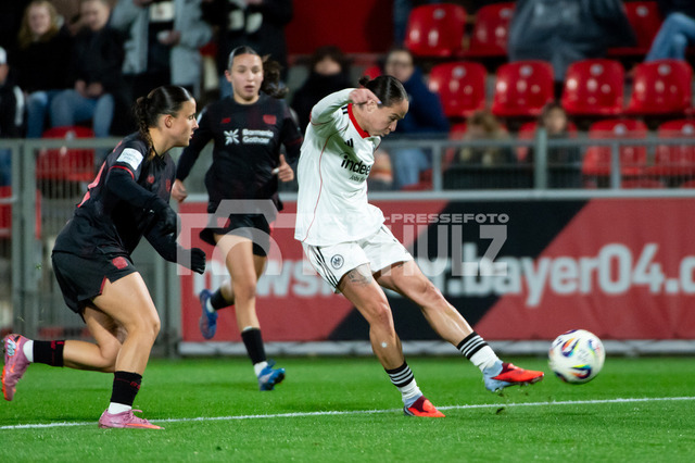 20250925schulz130 | Schuß von Géraldine Reuteler (Eintracht Frankfurt,No.14)DEU, Leverkusen, 25.09.2025 Fußball, Google Pixel Frauen-Bundesliga,  4. Spieltag, Bayer 04 Leverkusen - Eintracht FrankfurtDIE DFB-RICHTLINIEN UNTERSAGEN JEGLICHE NUTZUNG VON FOTOS ALS SEQUENZBILDER UND/ODER VIDEOÄHNLICHE FOTOSTRECKEN - Realisiert mit Pictrs.com