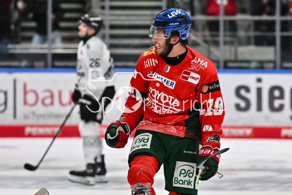 Augsburger Panther - Kölner Haie | Jubel der Panther nach dem Treffer zum 3-2 durch Riley DAMIANI (Augsburger Panther #19) / Tor / Torschuetze / Freude / Happy / DEL: Augsburger Panther - Kölner Haie; Curt Frenzel Stadion am 26.09.2025