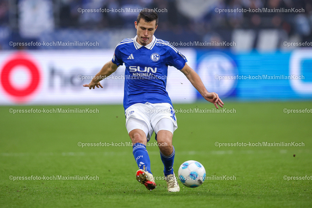 Schalke10112402130 | 10.11.2024, Fußball, FC Schalke 04 - SSV Jahn Regensburg, 2. Fußball Bundesliga, Veltins-Arena Gelsenkirchen, Saison 2024 2025: Ron Schallenberg (S04 #6) DFB regulations prohibit any use of photographs as image sequences and or quasi-video.