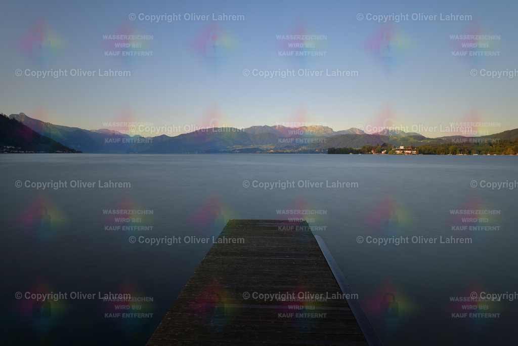 Der Tag erwacht am Traunsee | Der Tag erwacht am Traunsee und das Wasser wirkt durch die Langzeitbelichtung wie ein Teppich. Der Blick reicht zum bekannten Schloss Ort und den Salzburger Alpen.