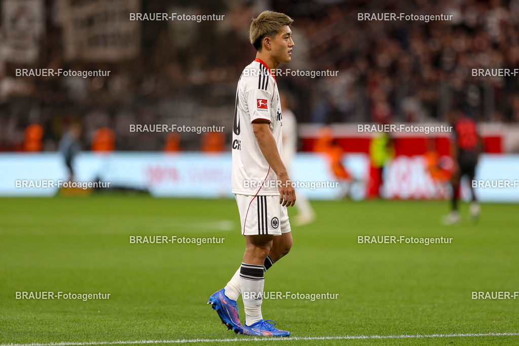 Bayer 04 Leverkusen vs Eintracht Frankfurt - Bundesliga  | Leverkusen, Deutschland, 12.09.25:   Ritsu Doan (Eintracht Frankfurt) schaut waehrend des Spiels der Bundesliga zwischen  Bayer 04 Leverkusen vs Eintracht Frankfurt in der BayArena(Foto von Brauer-Fotoagentur / Adrian Schlueter)