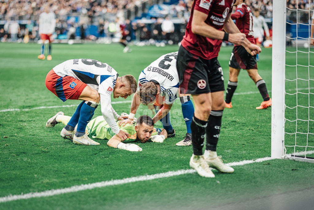 Fußball | Männer | Saison 2024/2025 | 2. Fußball-Bundesliga | 11. Spieltag | Hamburger SV vs. 1. FC Nürnberg | 03.11.2024 | v.l. Miro Muheim (#28, HSV) und Moritz Heyer (#3, HSV) umjubeln Daniel Heuer Fernandes (#1, HSV) nach dessen Parade