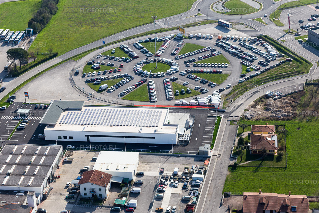 Vue aérienne: Supermarché Aldi et parking circulaire à Spilimbergo dans le département Pordenone, Italie. Photo: IMG_105768.jpg prise le 08/04/2018 par Werner Riehm/FLY-FOTO.eu – Résolution de l'original: 5472 x 3648 px
