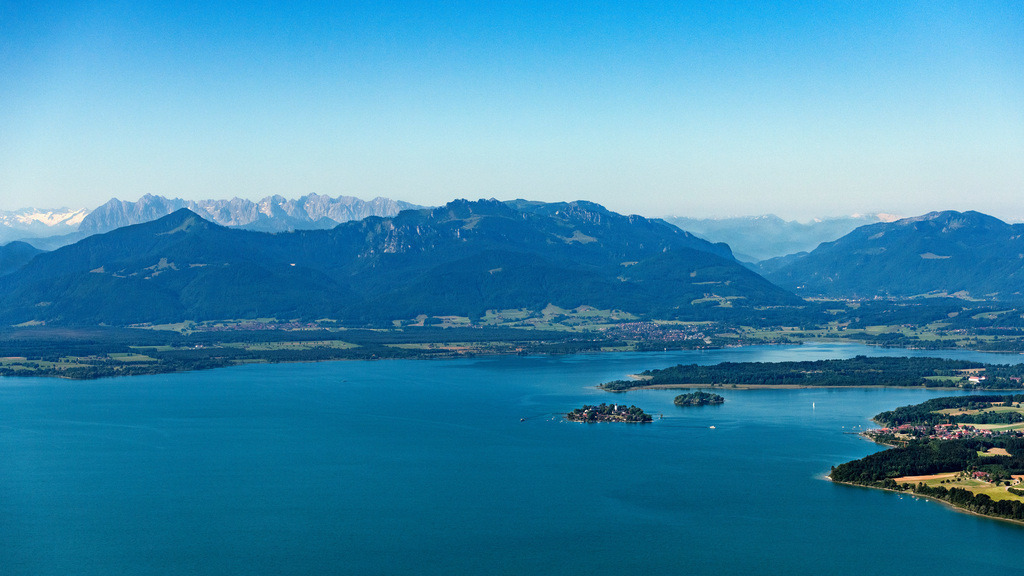 dr__0201116.jpg | CHIEMSEE 29.06.2023 Uferbereiche der See- Insel Blick über den Chiemsee in Chiemsee im Bundesland Bayern, Deutschland. 