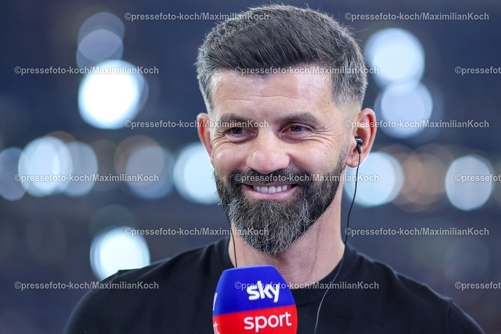 S0413092501028 | 13.09.2025, Fußball, FC Schalke 04 - Holstein Kiel, 5.Spieltag, 2. Fußball Bundesliga, Veltins-Arena Gelsenkirchen, Saison 2025 2026: Cheftrainer Miron Muslic (Schalke04) DFB regulations prohibit any use of photographs as image sequences and or quasi-video.