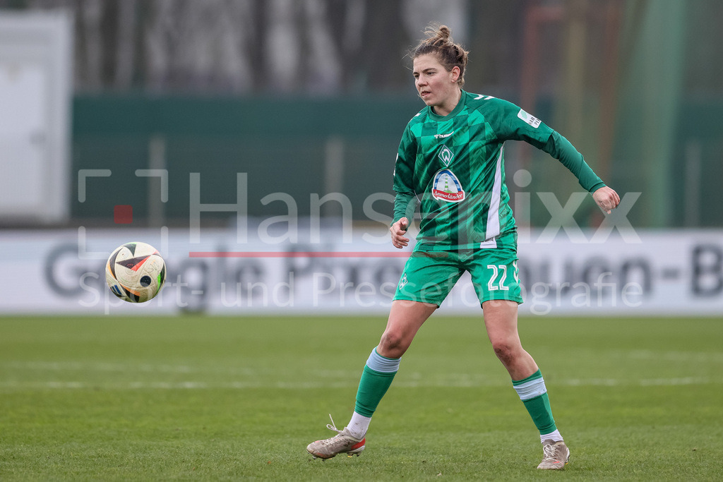 Fussball, Google Pixel Frauen-Bundesliga, SV Werder Bremen - RB Leipzig | v.li.: Rieke Dieckmann (SV Werder Bremen, 22) am Ball, Freisteller, Einzelbild, Ganzkörper, Aktion, Action, Spielszene, DIE DFB-RICHTLINIEN UNTERSAGEN JEGLICHE NUTZUNG VON FOTOS ALS SEQUENZBILDER UND/ODER VIDEOÄHNLICHE FOTOSTRECKEN. DFB REGULATIONS PROHIBIT ANY USE OF PHOTOGRAPHS AS IMAGE SEQUENCES AND/OR QUASI-VIDEO.