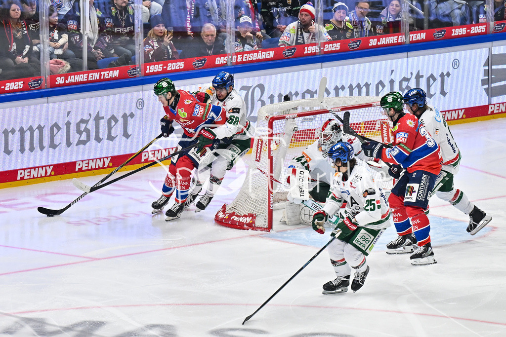Eisbären Berlin - Augsburger Panther | BERLIN, GERMANY - 04. JANUARY: hinter dem Tor von Peyton JONES (Augsburger Panther 41) im Duell Eric HÖRDLER (Eisbären Berlin 77) und Fabrizio PILU (Augsburger Panther 68) während dem Match zwischen den Eisbären Berlin und den Augsburger Panthern am 36. Spieltag der Penny DEL in der UBER Arena