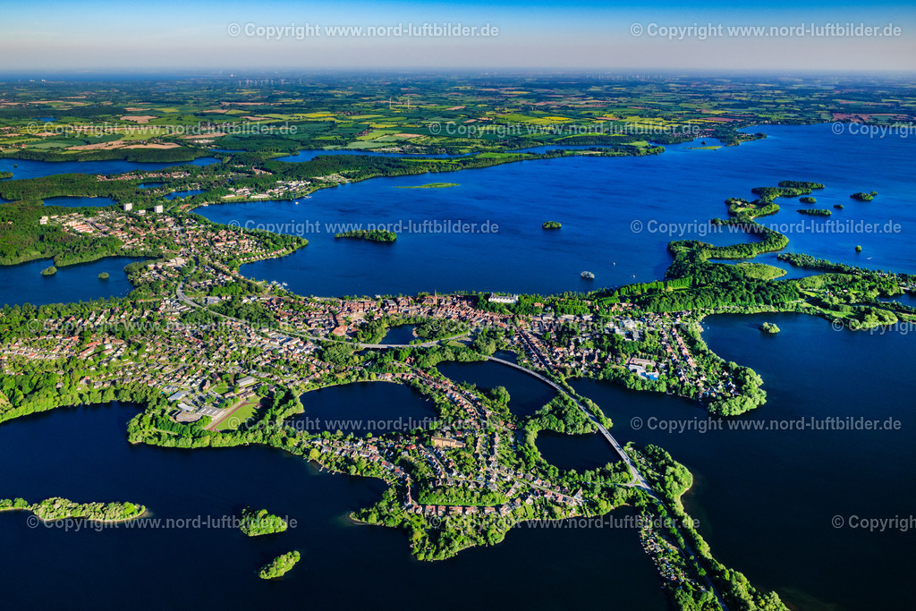 Plön_ELS_1829150524 | PLöN 15.05.2024 Ortskern am Uferbereich der Seen- Kette des Plöner Sees in Plön in der Holsteinischen Schweiz im Bundesland Schleswig-Holstein, Deutschland. // Village on the banks of the area lake of the chain of lakes of the Ploener See in Ploen in the Holsteinische Schweiz in the state Schleswig-Holstein, Germany. Foto: Martin Elsen