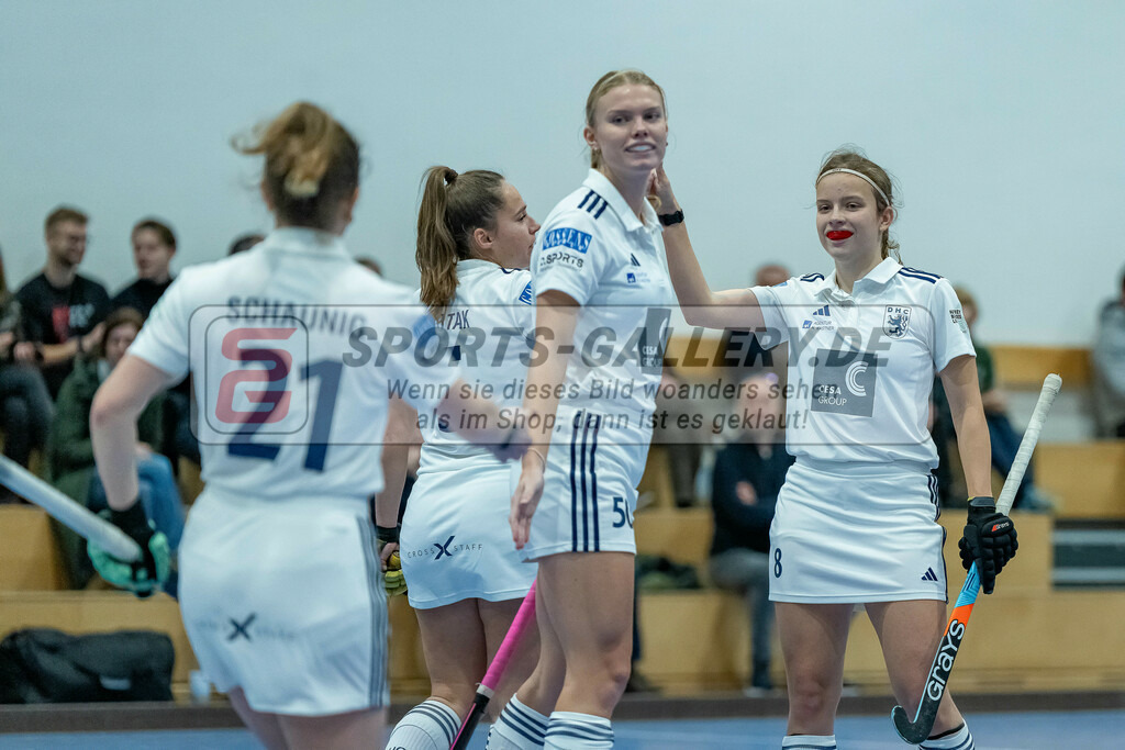 HK_20240113_107975 | 1. Bundesliga Damen Düsseldorfer HC - Club Raffelberg am 13.1.2024 DHC Halle, Düsseldorf , Maike Schaunig ( Düsseldorfer HC #21 ) , Pia Lhotak ( Düsseldorfer HC #5 ) , Lilly Stoffelsma ( Düsseldorfer HC #50 ) , Friederike Heusgen ( Düsseldorfer HC #8 )
