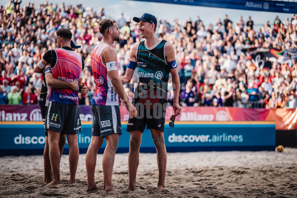 Beachvolleyball | Männer | Deutsche Meisterschaften 2025 Timmendorfer Strand | 05.09.2025 | v.l. Jonas Sagstetter und Momme Lorenz nach dem Spiel