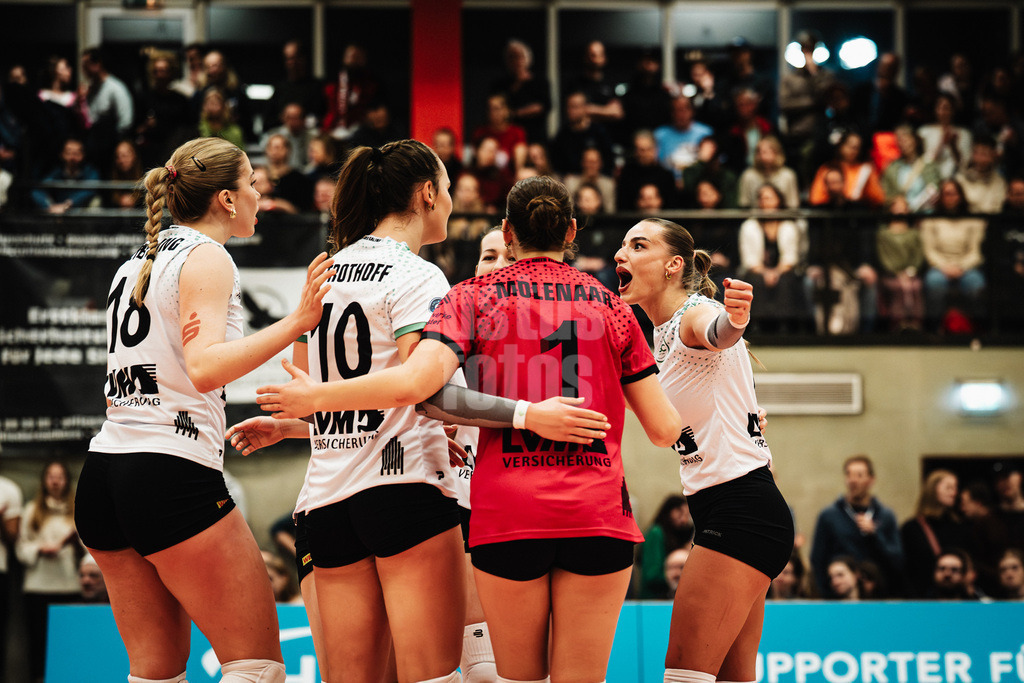Volleyball | Frauen | Saison 2025/2026 | Volleyball Bundesliga | ETV Hamburger Volksbank Volleys vs. USC Münster | 22.01.2026 | Münster jubelt, rechts Elena Kömmling (#7, USC Münster)