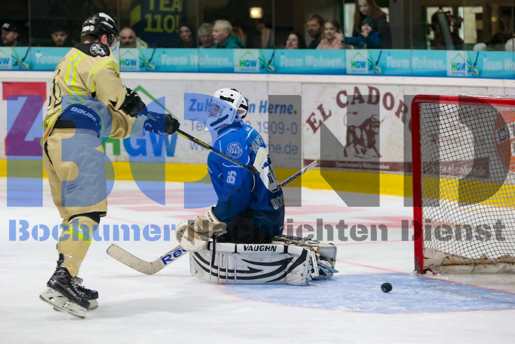 Benefiz-Eishockeyspiel der Polizei Bochum gegen die feuerwehr Duisburg {date} -  | {headline}



(Foto: Sebastian Sendlak / BOND)

 - Realisiert mit Pictrs.com