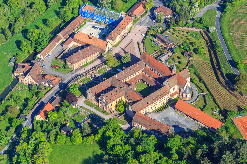 Luftbild: Hotel Kloster Bronnbach mit Abteigarten, Abteikirche Mariä Himmelfahrt und Missionare d. Heiligen Familie Kloster Bronnbach aus Süden im Ortsteil Bronnbach in Wertheim im Bundesland Baden-Württemberg in Deutschland.Foto: IMG_146589.jpg vom 10.05.2025 durch Werner Riehm/FLY-FOTO.deKulturamt Kloster Bronnbach | Hotel, Tagung, Übernachten, Veranstaltungen, NaturWWW.HOTEL-KLOSTER-BRONNBACH.DEWWW.BRONNBACH.COMMissionsprokura von der Heiligen Familie - der Missionsprokura