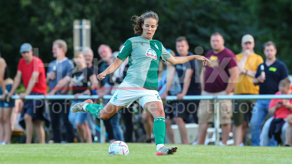 Fussball, Testspiel Frauen, FC Geestland - SV Werder Bremen | v.li.: Hanna Nemeth (SV Werder Bremen, 23) Freisteller, Einzelbild, Ganzkörper, Aktion, Action, Spielszene