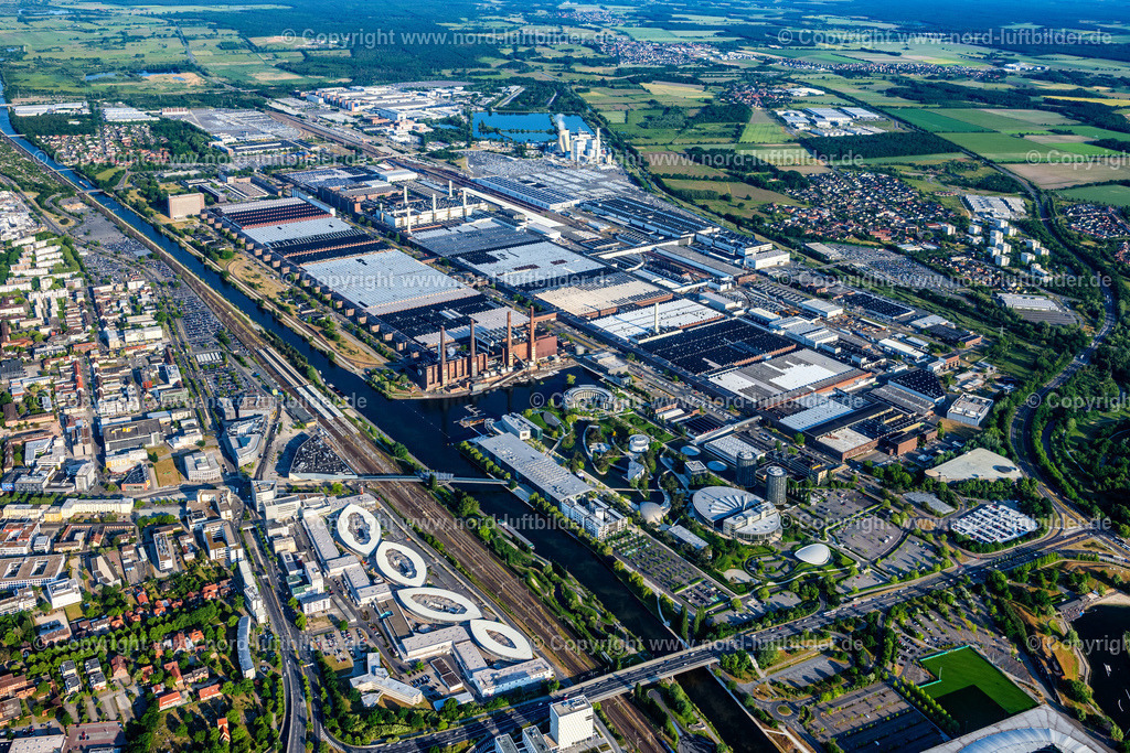 Wolfsburg_VW_Werk_Volkswagen_ELS_3631050623 | WOLFSBURG 05.06.2023 Blick auf das VW - Werksgelände Forschung &amp; Entwicklung der Volkswagen AG an der VW-Straße an der VW-Mittelstraße in Wolfsburg im Bundesland Niedersachsen. Weiterführende Informationen bei: VOLKSWAGEN AG. // View of the VW - factory premises research &amp; development of Volkswagen AG on street VW-Mittelstrasse in Wolfsburg in the state of Lower Saxony. Further information at: VOLKSWAGEN AG. Foto: Martin Elsen