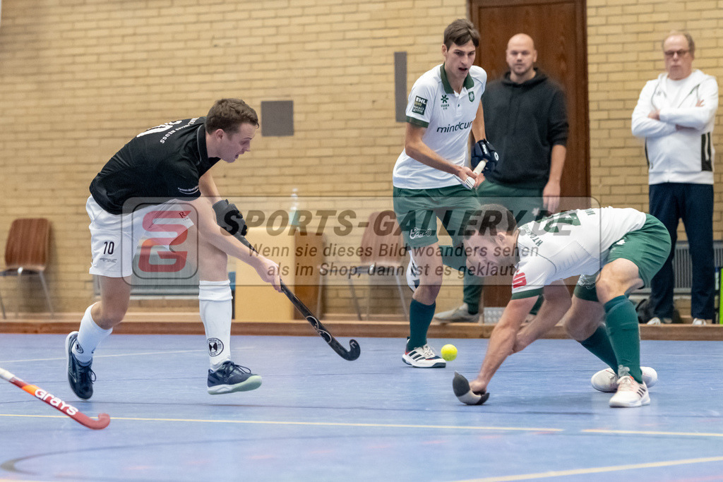 SFE_20231217_0090 | Neuss, Deutschland, 17.12.2023: Jan Mausberg (SW Neuss) in Aktion waehrend des Spiels der Halle 1. Bundesliga Herren zwischen SW Neuss vs Uhlenhorst Mülheim im Stadionhalle (SW Neuss) am 17.12.2023 in Neuss, Deutschland. (Foto von Stephan Fehrmann)

Neuss, Germany, 17.12.2023: Jan Mausberg (SW Neuss) in action during the game of Halle 1. Bundesliga Herren between SW Neuss vs Uhlenhorst Mülheim in Stadionhalle (SW Neuss) at 17.12.2023 in Neuss, Deutschland. (Foto von Stephan Fehrmann)
