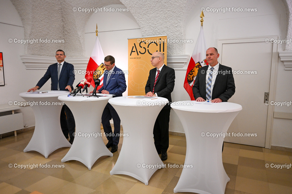 Pressekonferenz Land Ooe_ Stabilitaet der Lieferketten im Fokus_ 22.01.2024-12 | 22.01.2024, Linz, AUT, Pressekonferenz Land Ooe, Stabilitaet der Lieferketten im Fokus – aktuelle Analysen und Forschungsergebnisse und kuenftige Schwerpunkte im Bild Franz Staberhofer (Praesident Supply Chain Intelligence Institute Austria (ASCII)), LR Markus Achleitner (VP), Gabriel Felbermayr (Direktor Oesterreichisches Institut fuer Wirtschaftsforschung (WIFO) und Vizepraesident Supply Chain Intelligence Institute Austria (ASCII)), Hubert Zajicek (Leiter der Steel Division und Mitglied des Vorstandes der voestalpine)