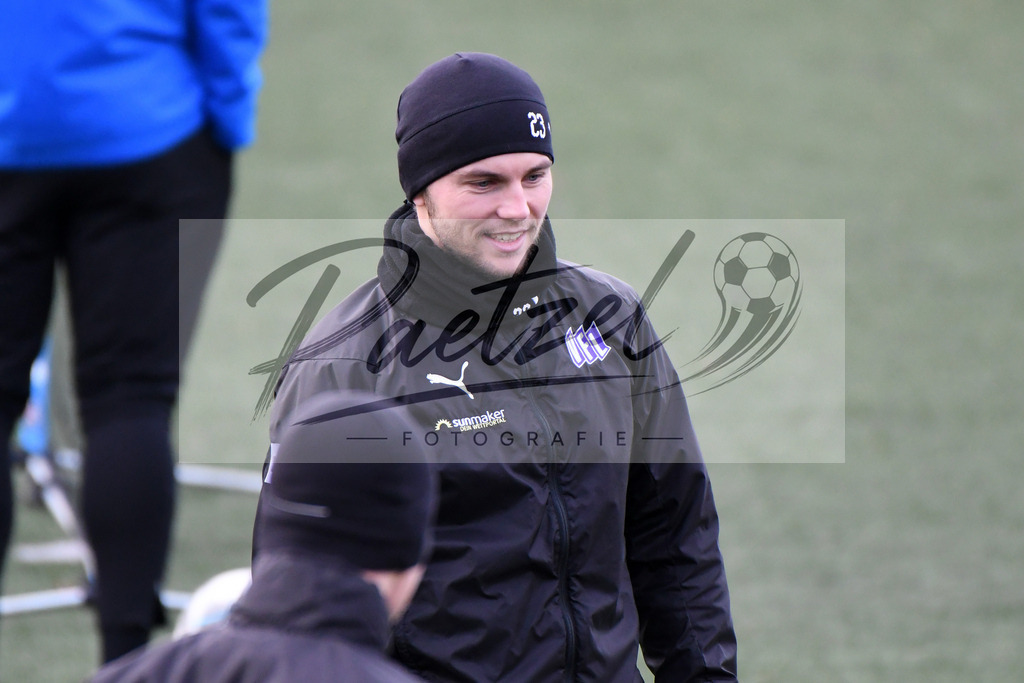 20200131_TRAOSN_0073 | Fußball, Herren: David Blacha (VfL Osnabrueck) schaut waehrend der Trainingseinheit des VfL Osnabrueck im Sportpark Illoshoehe am 31.01.2020 in Osnabrueck, Deutschland. - Realisiert mit Pictrs.com