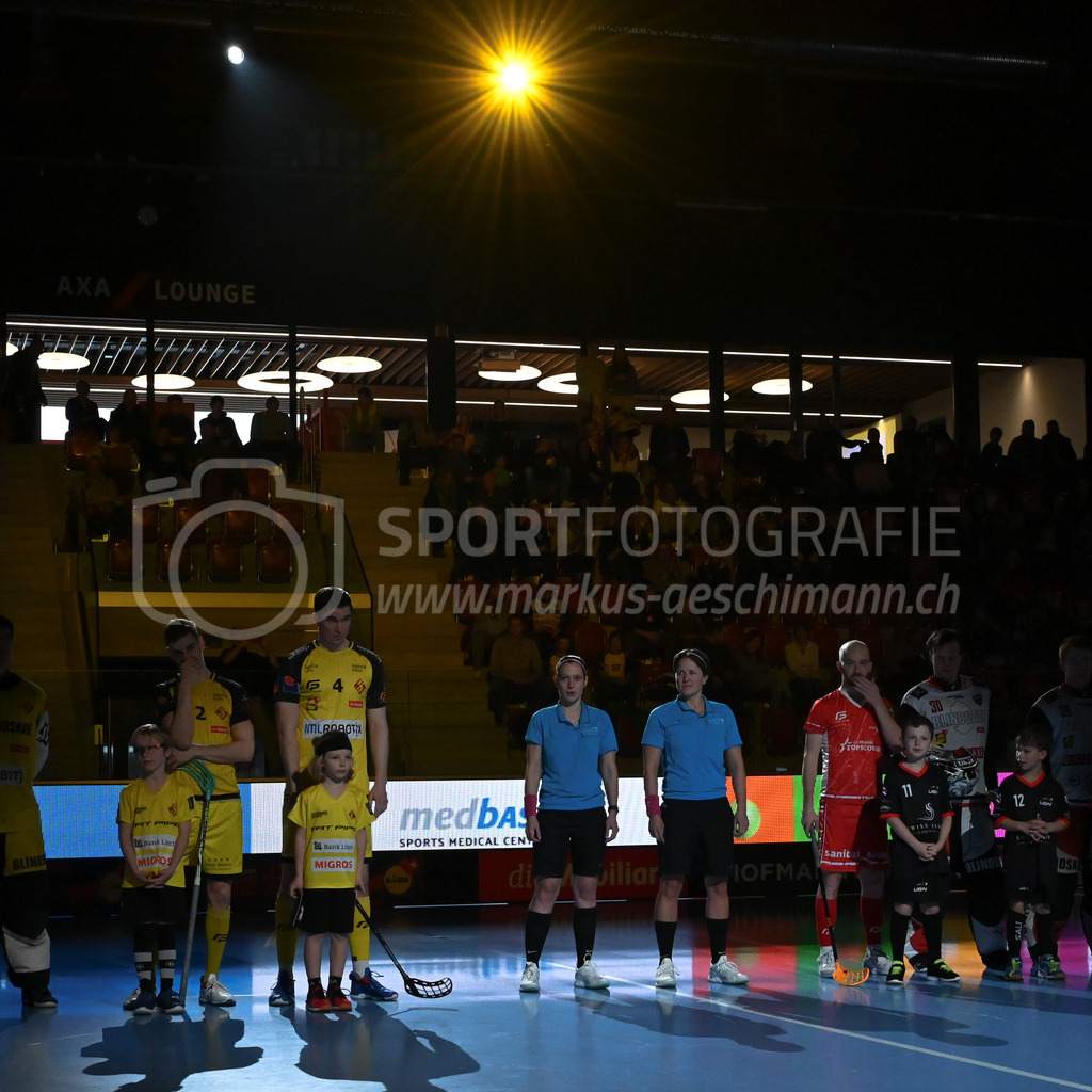 HC Rychenberg vs Floorball Köniz - 18. Dezember 2022 | HC Rychenberg vs Floorball Köniz
AXA Arena, Winterthur
Schiedsrichterin Sandra Zurbuchen und Schiedsrichterin Corina Wehinger vor dem Spiel.
Bild: Sportfotografie Markus Aeschimann | www.markus-aeschimann.ch - Realisiert mit Pictrs.com