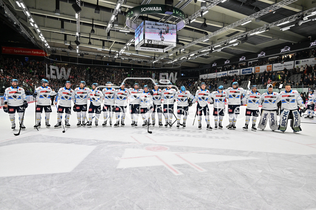 Augsburger Panther - ERC Ingolstadt | AUGSBURG, GERMANY - 12. DECEMBER: Die Mannschaft der Schanzer feiert zusammen mit den Fans den Auswärtssieg in Augsburg nach dem Match zwischen den Augsburger Panthern und dem ERC Ingolstadt am 27. Spieltag der Penny DEL im Curt Frenzel Stadion