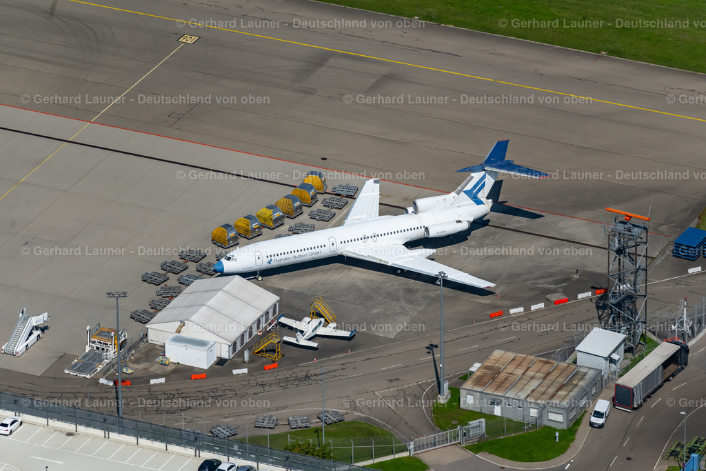 4047214 | STUTTGART 11.08.2021 Passagierflugzeug eines selten gewordenen Businessjets - Geschäftsfliegers mit Triebwerken seitlich am Heck auf der Parkposition - Abstellfläche auf dem Flughafen in Stuttgart im Bundesland Baden-Württemberg, Deutschland. Weiterführende Informationen bei: Flughafen Stuttgart GmbH. // Passenger airplane eof a business jet that has become rare - business aircraft with engines on the side of the rear in parking position - parking area at the airport in Stuttgart in the state Baden-Wuerttemberg, Germany. Further information at: Flughafen Stuttgart GmbH. Foto: Gerhard Launer