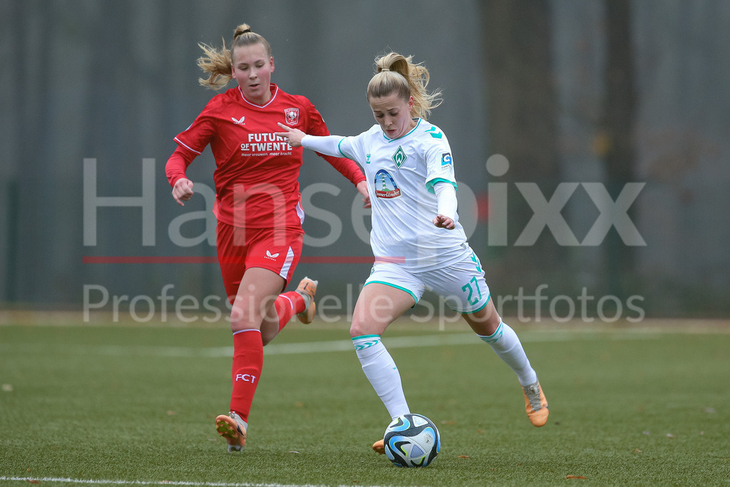 Fussball, Testspiel Frauen, SV Werder Bremen - FC Twente Enschede | v.li.: Fieke Kroese (FC Twente Vrouwen, 17) und Nina Lührßen (SV Werder Bremen, 27) im Zweikampf, Duell, Dynamik, Aktion, Action, Spielszene