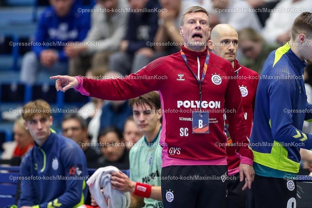 Gum2502250101032 | 25.02.2025, Handball, European League - Hauptrunde Gruppe IV, VfL Gummersbach - MOL Tatabanya KC, Schwalbe-Arena: Trainer Gudjon Valur Sigurdsson (GUM) gestikulierend