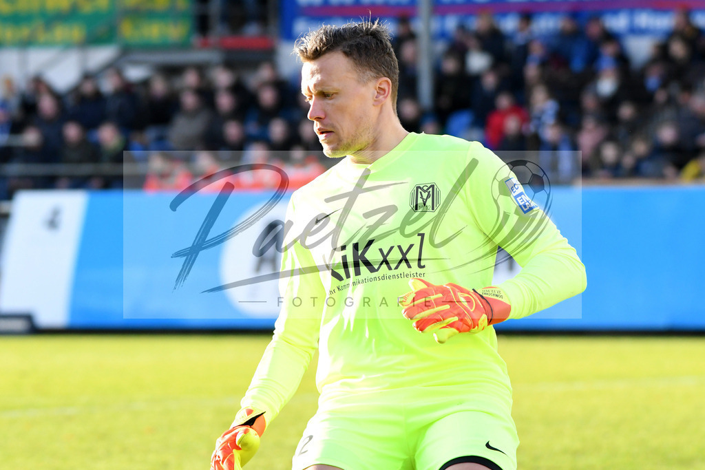 20200201_MEPCHE_0057 | Fußball, Herren: Torhueter Erik Domaschke (SV Meppen) schaut waehrend des Spiels der 3. Liga zwischen SV Meppen und Chemnitzer FC in der Haensch-Arena am 01.02.2020 in Meppen, Deutschland. DFB / DFL REGULATIONS PROHIBIT ANY USE OF PHOTOGRAPHS AS IMAGE SEQUENCES AND/OR QUASI-VIDEO. - Realisiert mit Pictrs.com