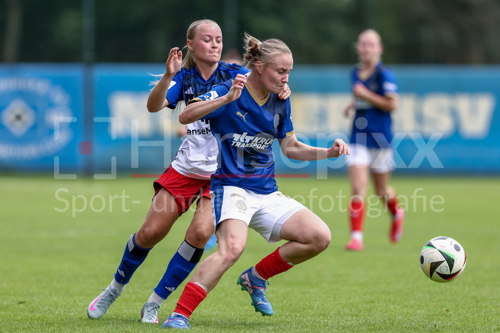 Fussball, Testspiel Frauen, Hamburger SV - Holstein Kiel | v.li.: Mia Büchele (Hamburger SV, 17) und Alia Redant (Holstein Kiel, 25) im Zweikampf, Duell, Dynamik, Aktion, Action, Spielszene