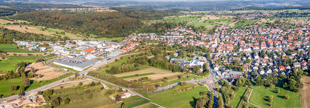 Luftbild: Panorama - Perspektive Ortsansicht der Straßen und Häuser der Wohngebiete im Ortsteil Langensteinbach in Karlsbad im Bundesland Baden-Württemberg in Deutschland. Foto: IMG_45291-Bearbeitet.jpg vom 21.09.2011 durch Werner Riehm/FLY-FOTO.deAuflösung des Originals: 8891 x 3117 px