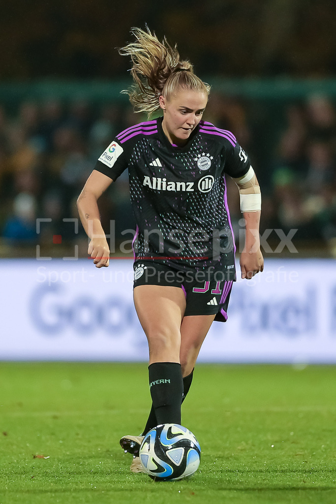 Fussball, Google Pixel Frauen-Bundesliga, SV Werder Bremen - FC Bayern München | v.li.: Georgia Stanway (FC Bayern München, 31) am Ball, Freisteller, Einzelbild, Ganzkörper, Aktion, Action, Spielszene, DIE DFB-RICHTLINIEN UNTERSAGEN JEGLICHE NUTZUNG VON FOTOS ALS SEQUENZBILDER UND/ODER VIDEOÄHNLICHE FOTOSTRECKEN. DFB REGULATIONS PROHIBIT ANY USE OF PHOTOGRAPHS AS IMAGE SEQUENCES AND/OR QUASI-VIDEO.