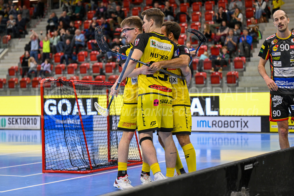 HC Rychenberg vs Tigers Langnau - 11. Dezember 2022 | HC Rychenberg vs Tigers Langnau
AXA Arena, Winterthur
Kimo Oesch (#9 HC Rychenberg) erzielt das 6:6 und fiert mit Claudio Mutter (#13 HC Rychenberg) und Sämi Gutknecht (#6 HC Rychenberg).
Bild: Sportfotografie Markus Aeschimann | www.markus-aeschimann.ch - Realisiert mit Pictrs.com